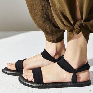 Sanuk black yoga duet sandals 10